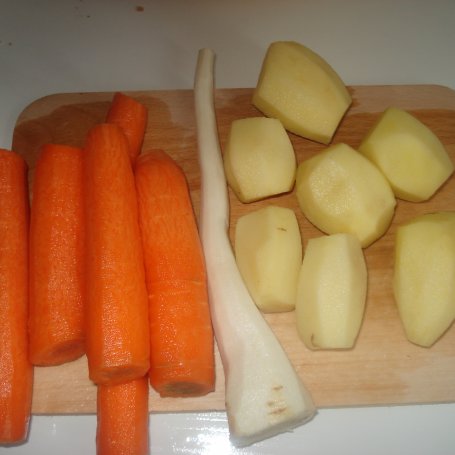Krok 2 - Zupa krem z marchewki podana z fetą i bazylią foto