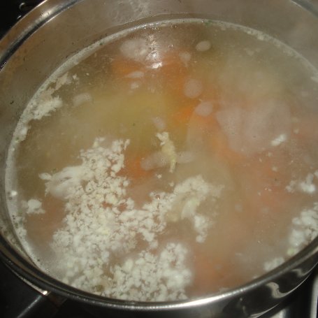 Krok 4 - Zupa krem z marchewki podana z fetą i bazylią foto