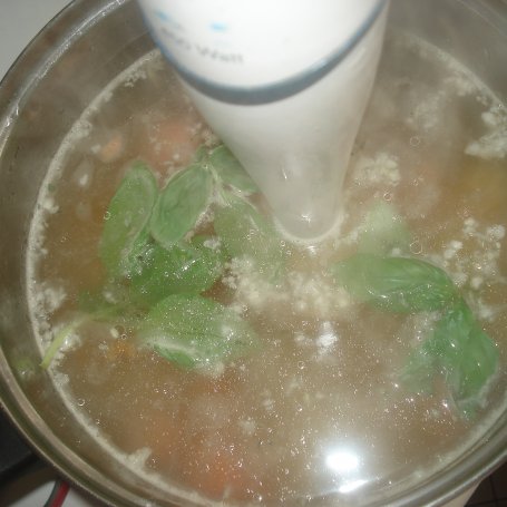 Krok 5 - Zupa krem z marchewki podana z fetą i bazylią foto