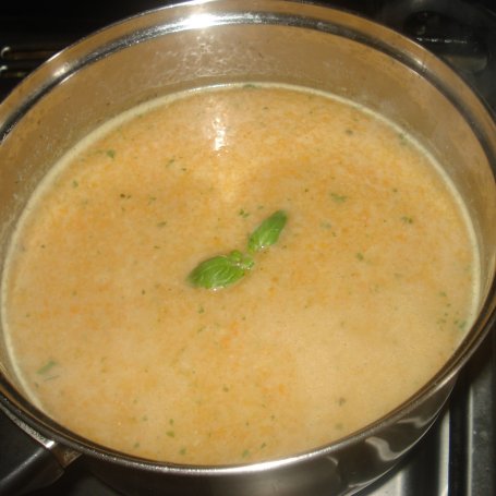 Krok 6 - Zupa krem z marchewki podana z fetą i bazylią foto