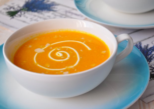 Fotografia przedstawiająca Zupa krem z marchewki z grzankami bazyliowymi