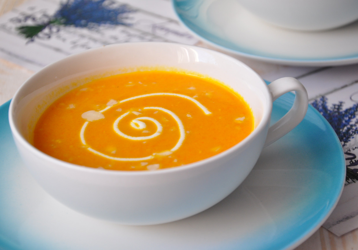 Zupa krem z marchewki z grzankami bazyliowymi foto