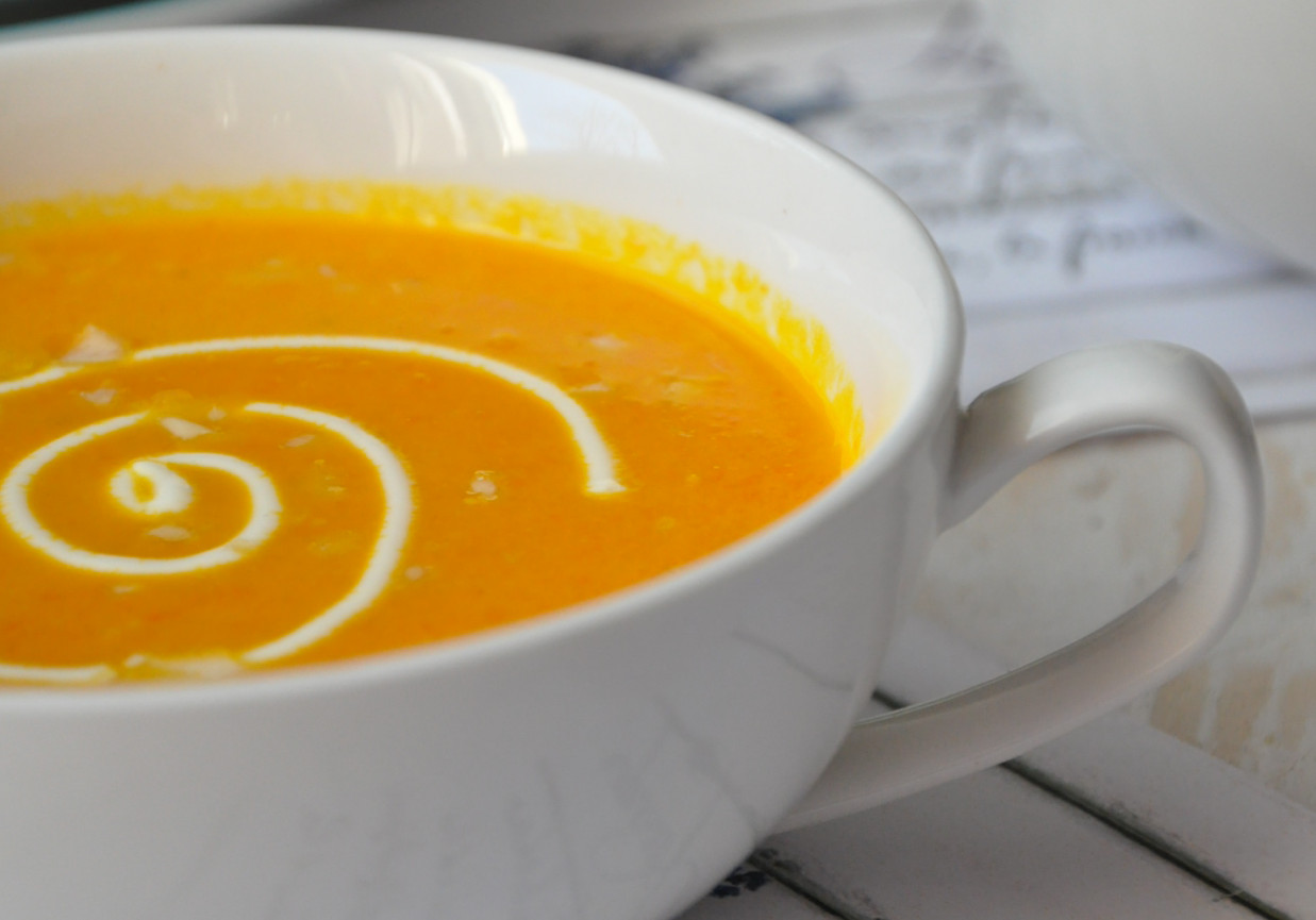 Zupa krem z marchewki z grzankami bazyliowymi foto