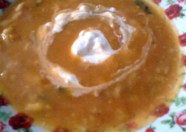 Fotografia przedstawiająca Zupa krem z marchwi i pasternaka z lanymi kluseczkami