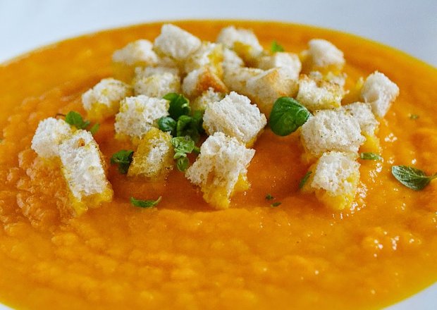 Fotografia przedstawiająca Zupa krem z marchwi i pomarańczy z grzankami