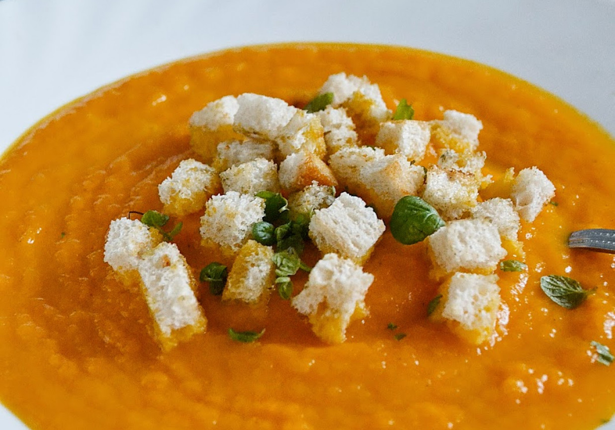 Zupa krem z marchwi i pomarańczy z grzankami foto