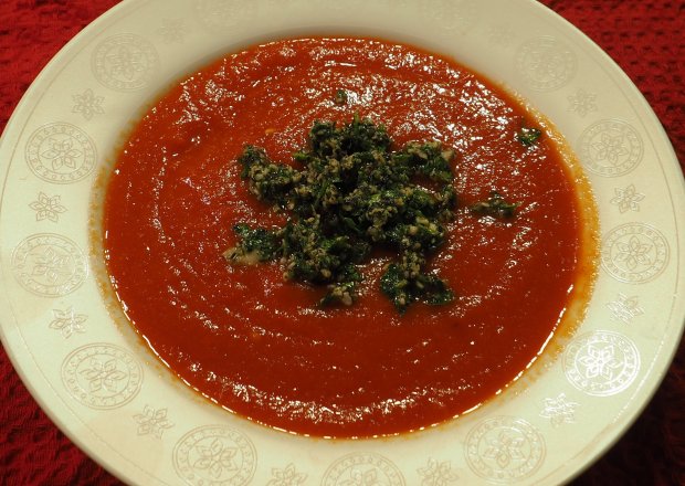 Fotografia przedstawiająca Zupa krem z papryki z pietruszkowym pesto