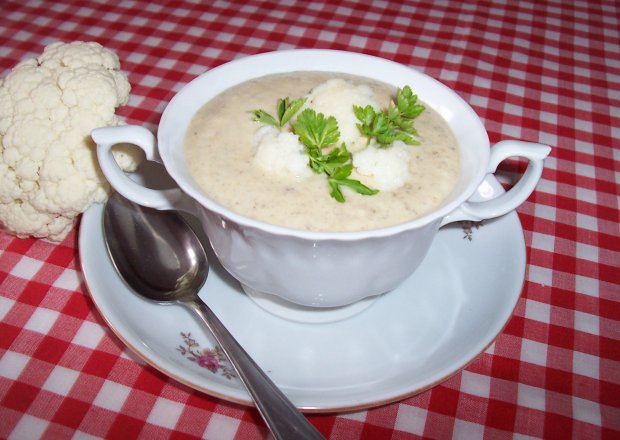 Fotografia przedstawiająca Zupa krem z pieczarek i kalafiora