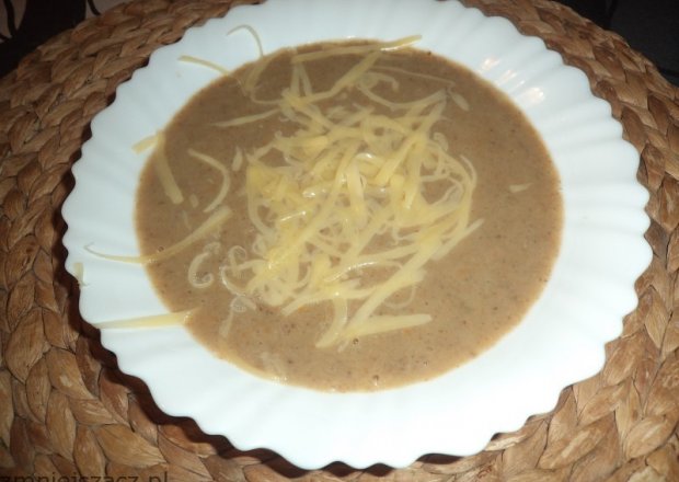 Fotografia przedstawiająca Zupa krem z pieczarek i kaszy z serową kołderką