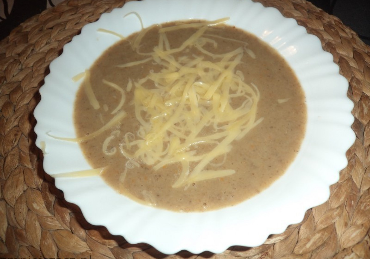 Zupa krem z pieczarek i kaszy z serową kołderką foto
