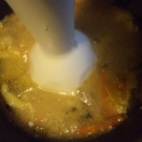 Krok 5 - Zupa krem z pieczarek i pora- zasewowana z groszkiem ptysiowym :) foto