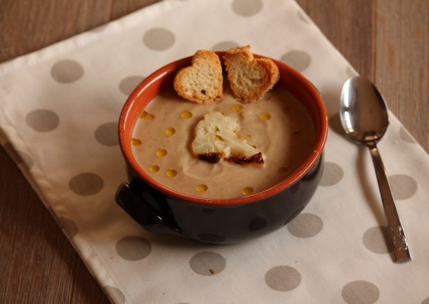 Fotografia przedstawiająca Zupa krem z pieczonego kalafiora