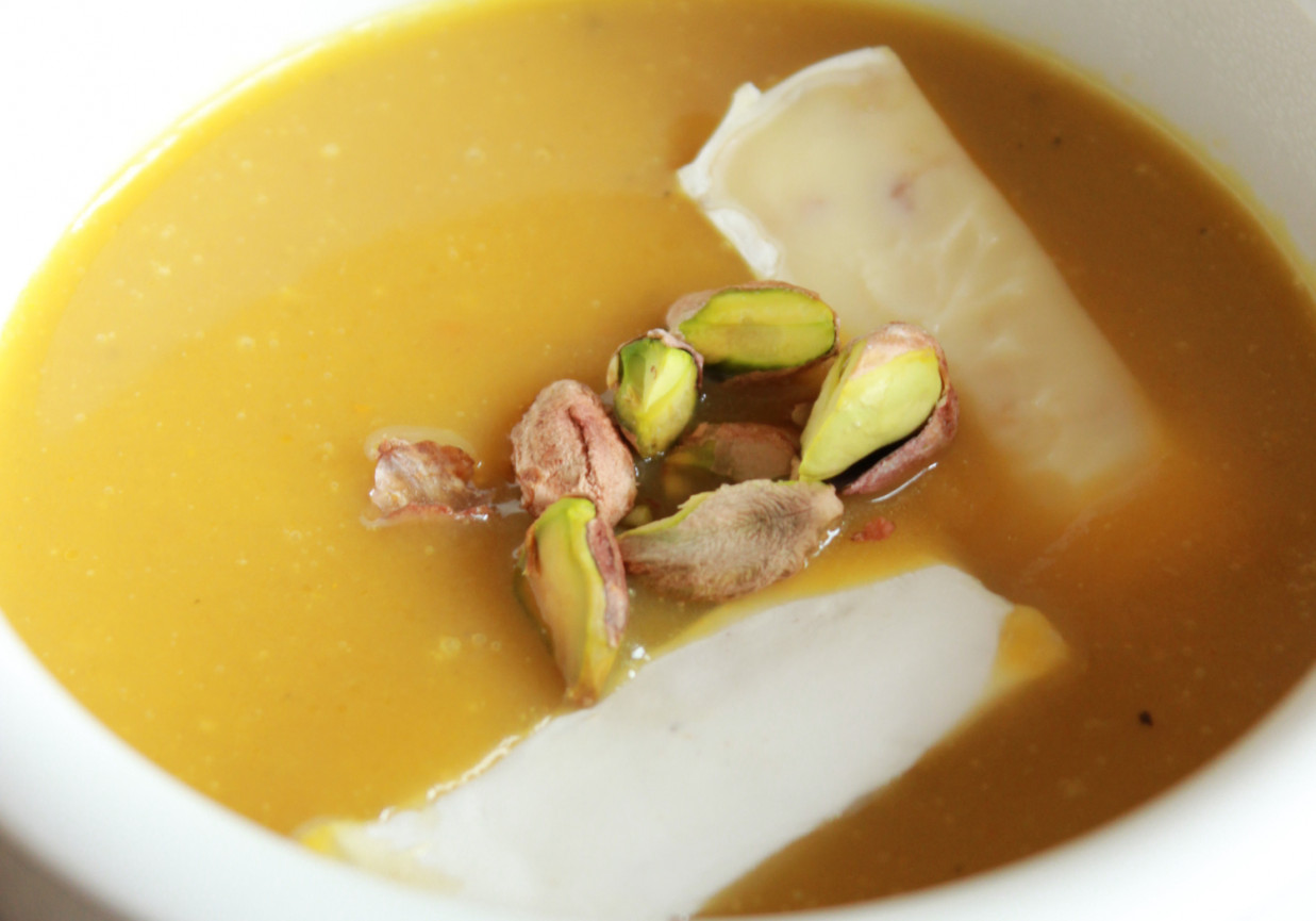 Zupa krem z pieczonej dyni z solonymi pistacjami i serkiem brie foto