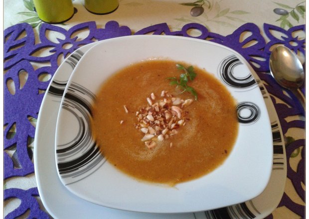 Fotografia przedstawiająca Zupa krem z pieczonej marchewki