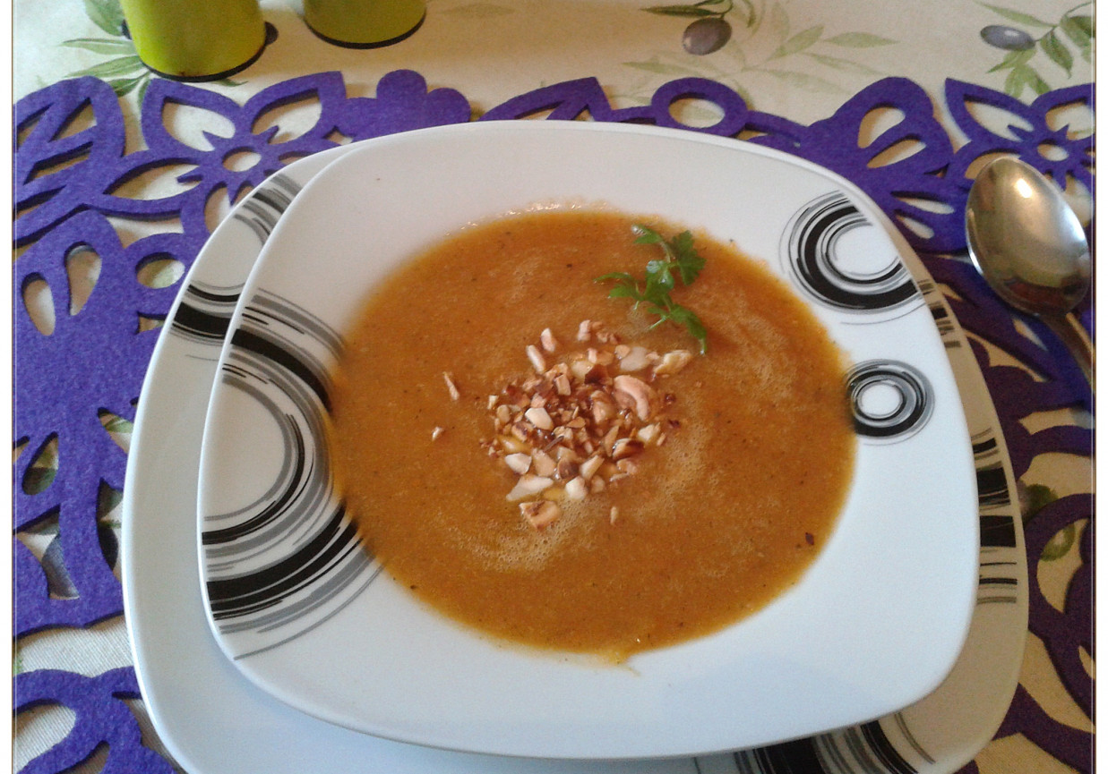 Zupa krem z pieczonej marchewki foto