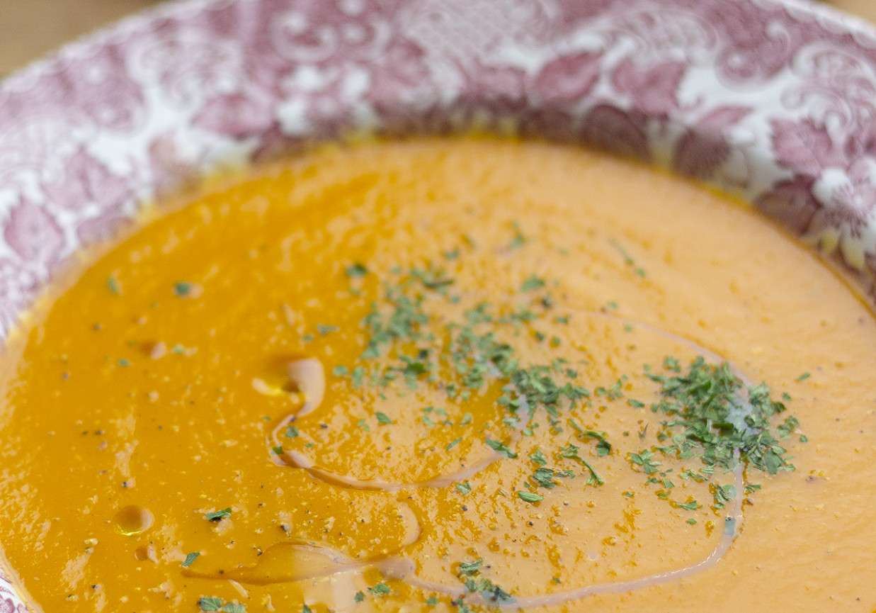 Zupa krem z pieczonej papryki i marchewki. foto