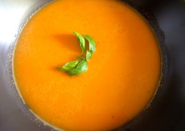 Fotografia przedstawiająca Zupa krem z pieczonej papryki i pomidorów