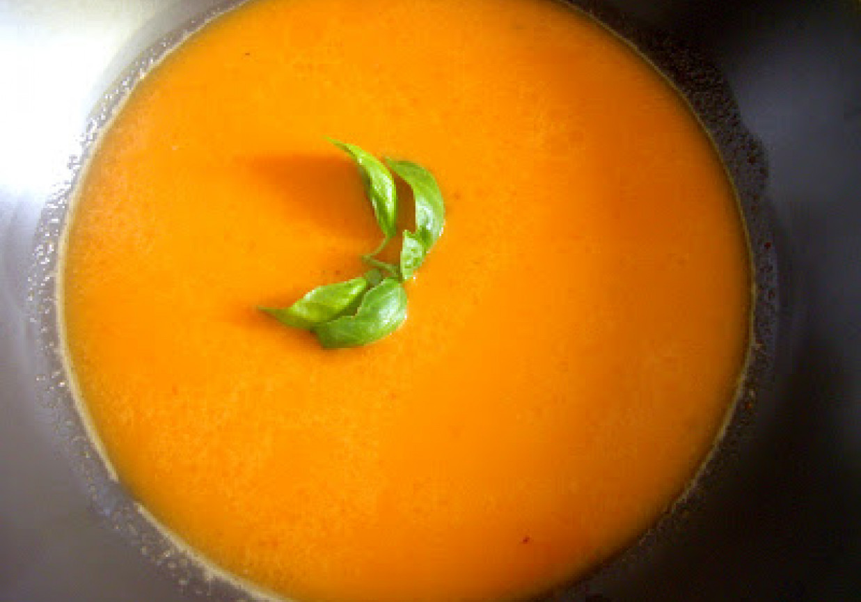 Zupa krem z pieczonej papryki i pomidorów foto