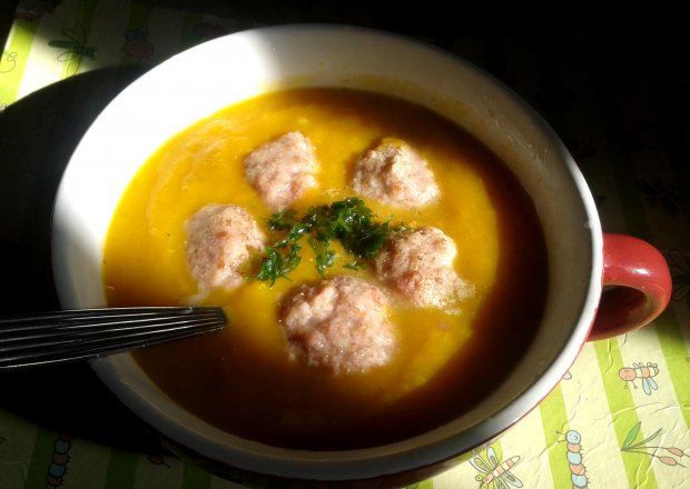 Fotografia przedstawiająca zupa krem z pieczonej żółtej papryki