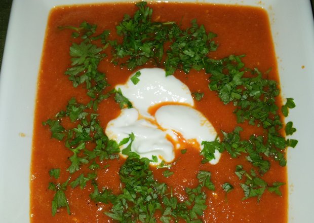 Fotografia przedstawiająca Zupa krem z pieczonych pomidorów i papryki