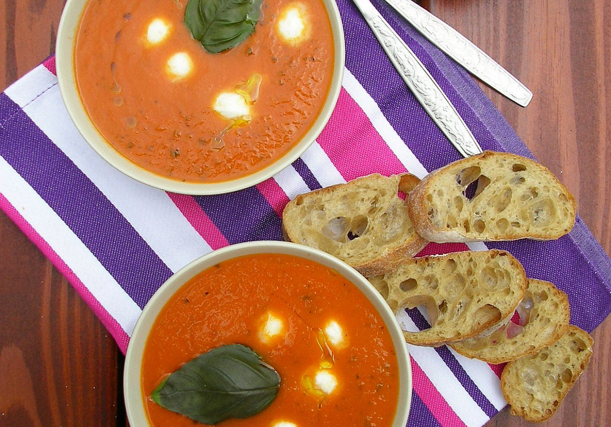 Zupa krem z pieczonych warzyw z mozzarellą i ziołami foto