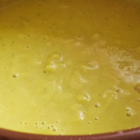 Krok 5 - Zupa krem z pieczonym czosnkiem i korą cynamonu foto