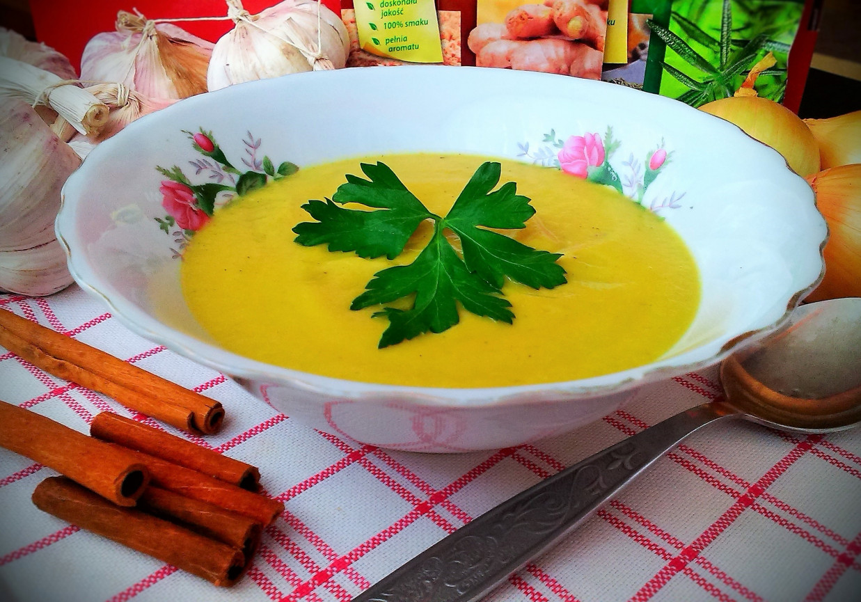 Zupa krem z pieczonym czosnkiem i korą cynamonu foto