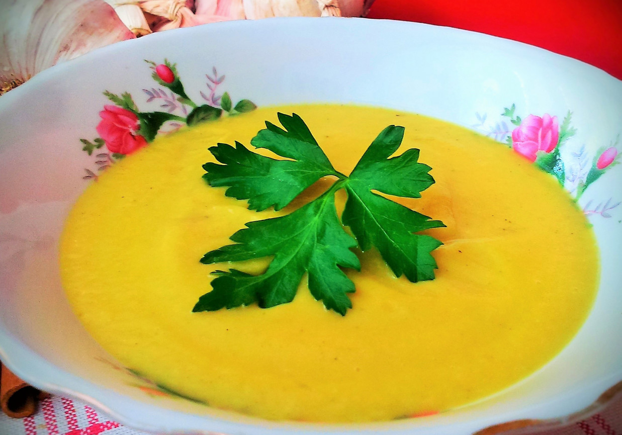 Zupa krem z pieczonym czosnkiem i korą cynamonu foto