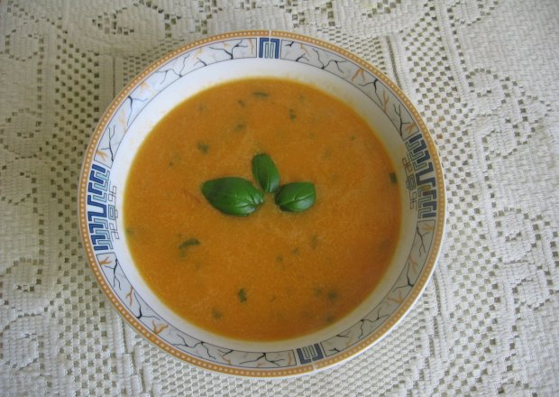 Fotografia przedstawiająca Zupa krem z pomidorów z bazylią