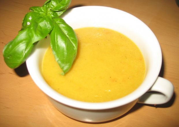 Fotografia przedstawiająca Zupa - krem z pora i marchewki