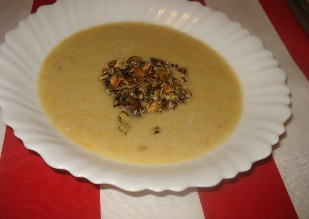 Fotografia przedstawiająca Zupa krem z pora i soczewicy- podana z pestkami dyni