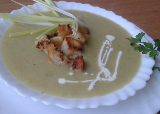 Fotografia przedstawiająca Zupa krem z pora i ziemniaków