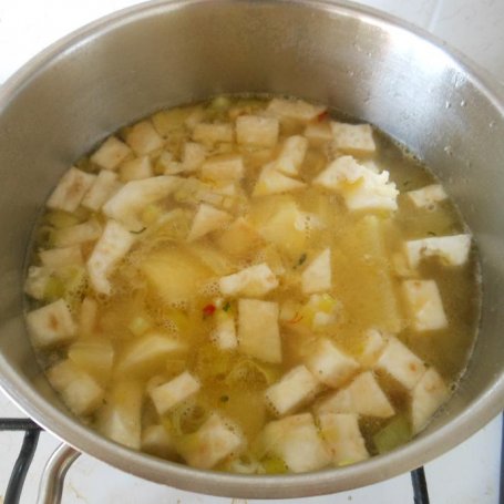 Krok 4 - Zupa krem z pora, selera, ziemniaków i szafranu foto