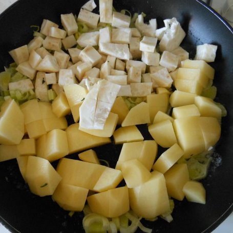 Krok 2 - Zupa krem z pora, selera, ziemniaków i szafranu foto