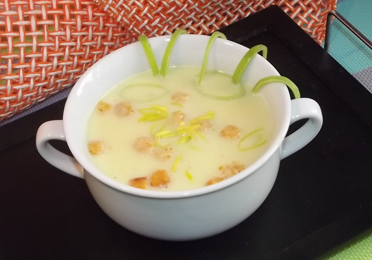 Zupa krem z pora z grzankami foto