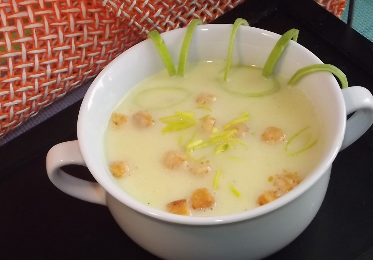 Zupa krem z pora z grzankami foto