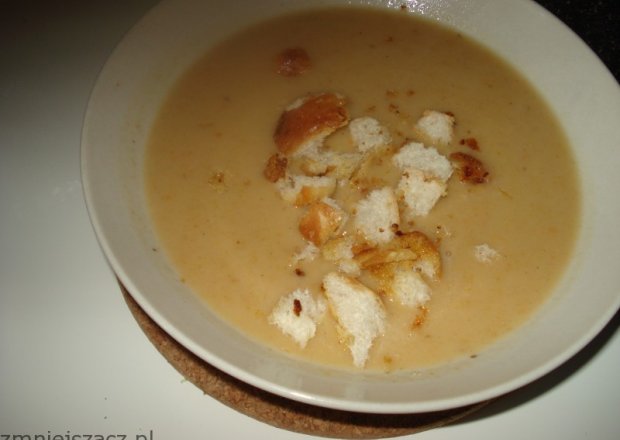 Fotografia przedstawiająca Zupa krem z porów z grzankami