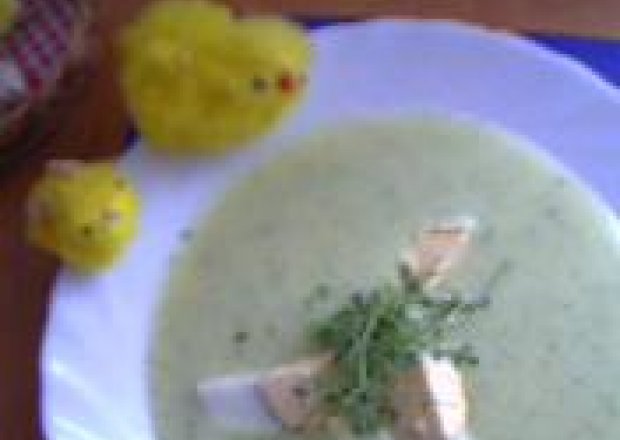 Fotografia przedstawiająca Zupa krem z rzeżuchą i jajkiem