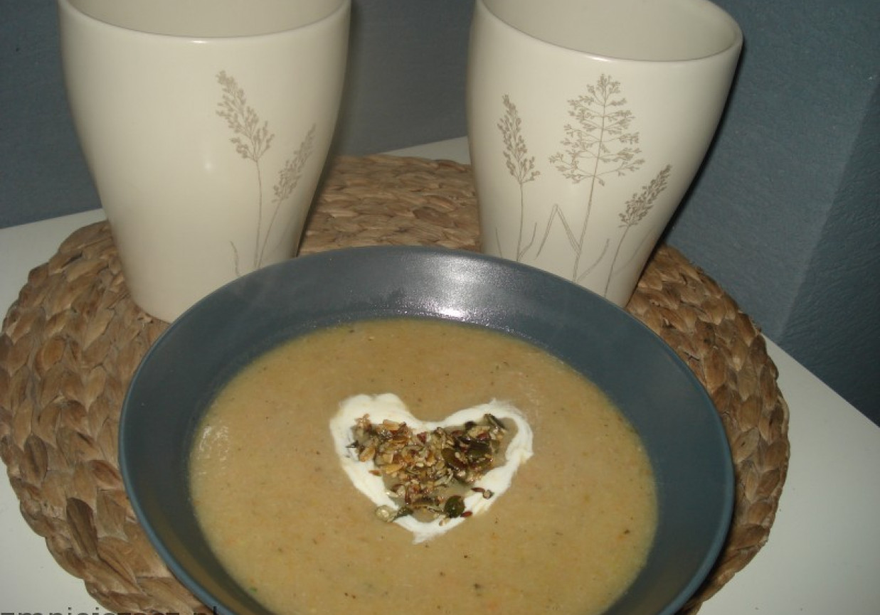 Zupa krem z selera naciowego i białej kapusty foto