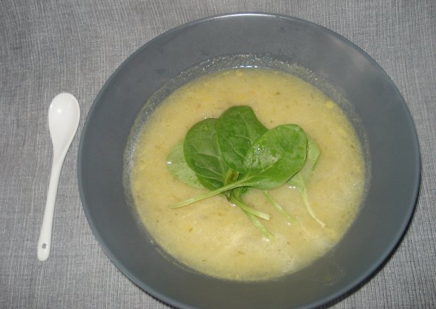 Fotografia przedstawiająca Zupa krem z selera naciowego i zółtej papryki-swieżym szpinakiem wzbogacona