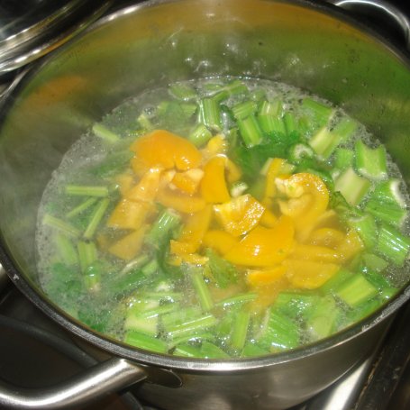 Krok 5 - Zupa krem z selera naciowego i zółtej papryki-swieżym szpinakiem wzbogacona foto