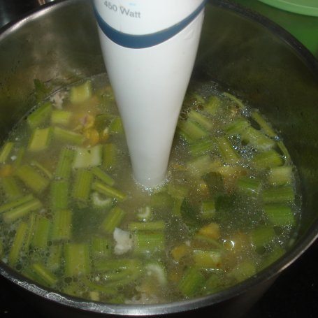 Krok 6 - Zupa krem z selera naciowego i zółtej papryki-swieżym szpinakiem wzbogacona foto