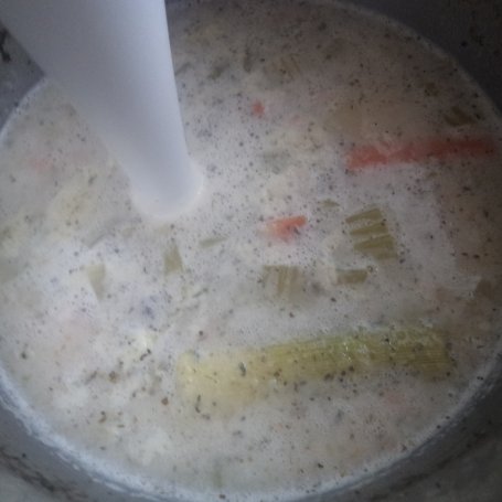 Krok 5 - Zupa krem z selera naciowego -zaserwowana z groszkiem prysiowym :) foto
