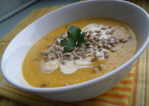 Fotografia przedstawiająca Zupa krem z selera z marchewką i pietruszką