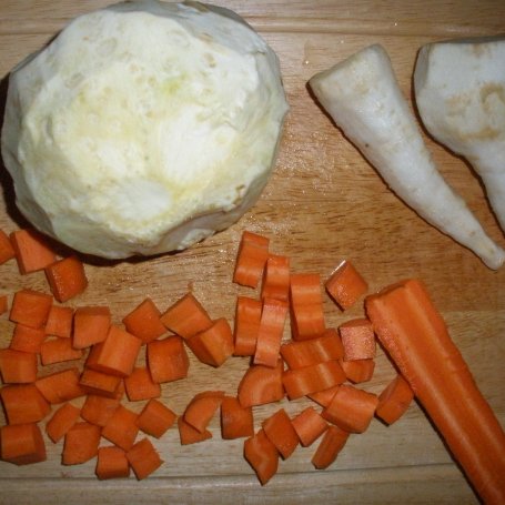 Krok 1 - Zupa krem z selera z marchewką i pietruszką foto