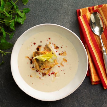Krok 5 - Zupa krem z selera z waniliowym aromatem i kawałkami pieczonego sandacza foto