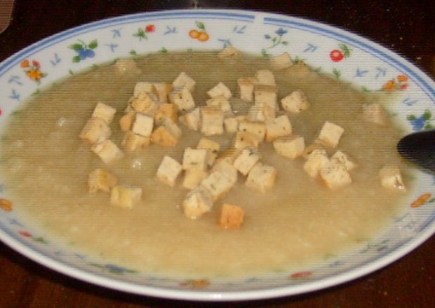 Fotografia przedstawiająca Zupa krem z selera z ziołowymi grzankami