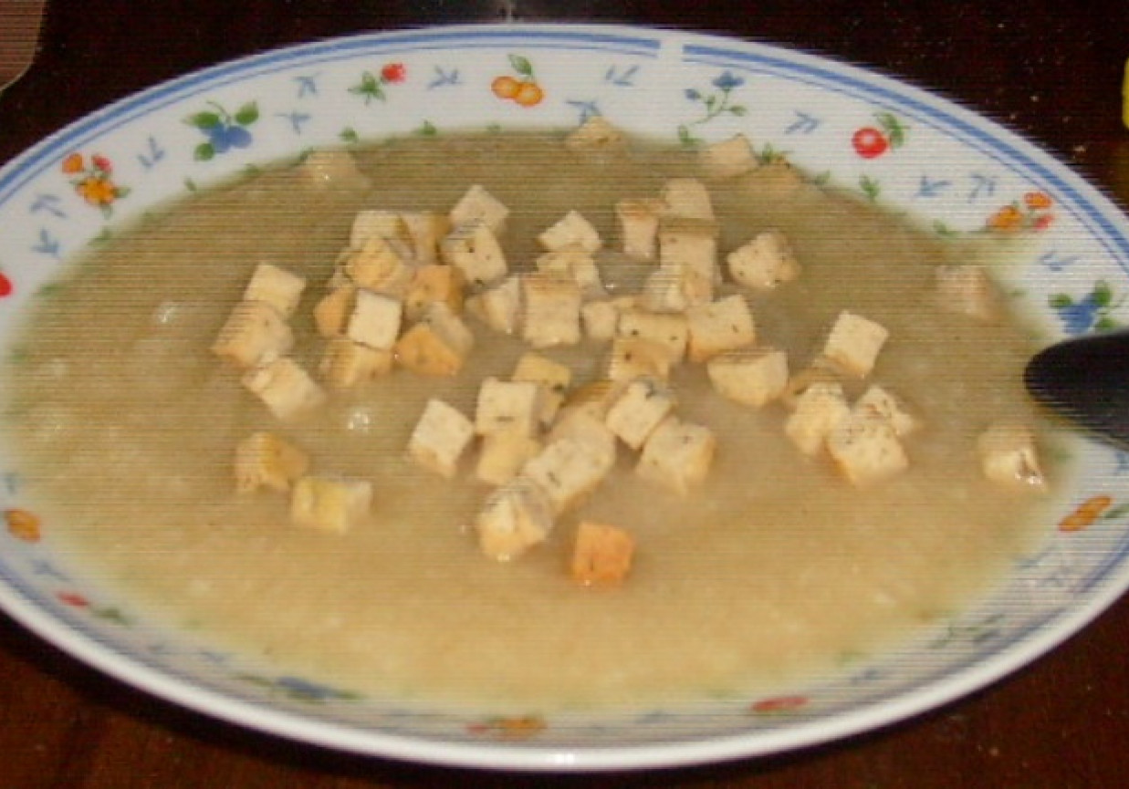 Zupa krem z selera z ziołowymi grzankami foto