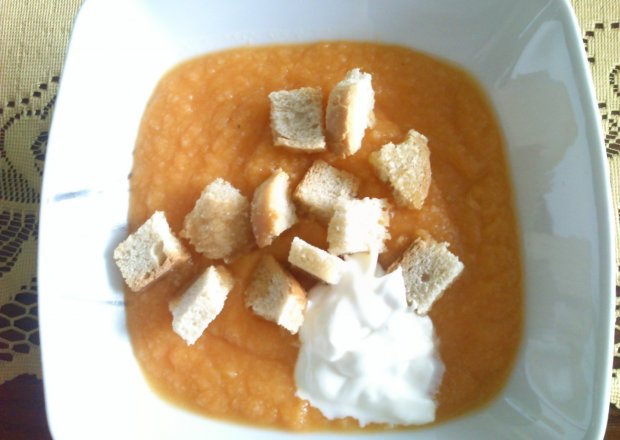 Fotografia przedstawiająca Zupa krem z warzyw (marchew, seler, pietruszka)