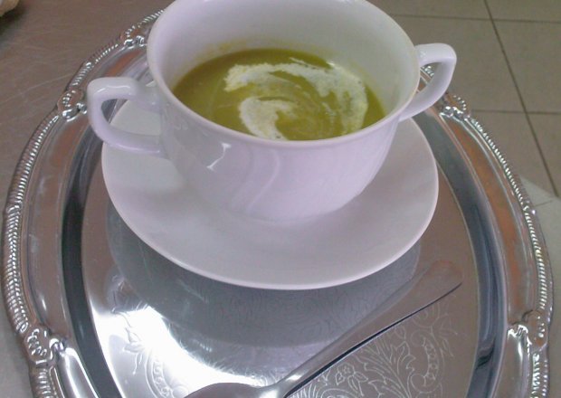 Fotografia przedstawiająca zupa krem z zielobego groszku
